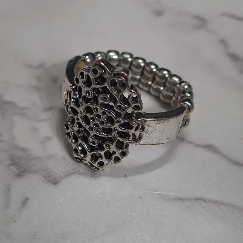 Elegant Silver Filigree Ring
